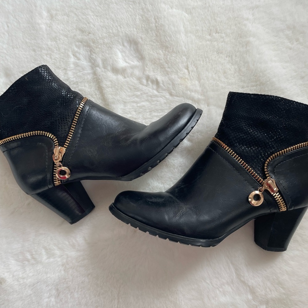 Bella siba women’s size 39 Black Ankle Boots with Gold Accents